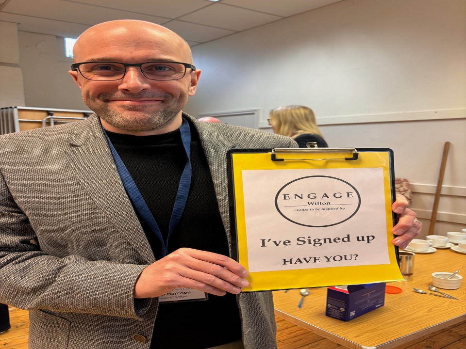 Cllr Harrison siging up to the ENgage Wilton Newsletter